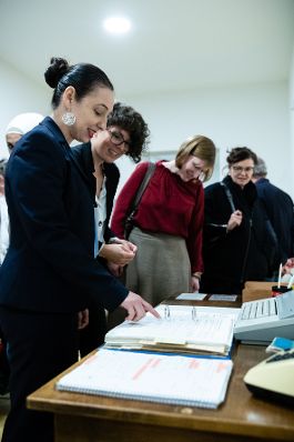 Am 7. November 2019 eröffnete Bundesministerin Ines Stilling (l.) anlässlich des 35-jänrigen Bestehens des Bildungs-, Beratungs- und Therapiezentrums für Immigrantinnen in Wien die Ausstellung „Lernen Sie Geschichte kennen“.